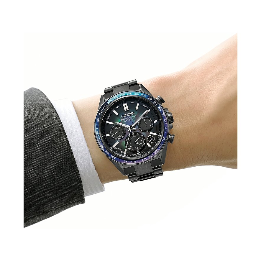 Citizen Herrenuhr mit Titan-Gehäuse, analog und digital, mit mehreren Zifferblättern.