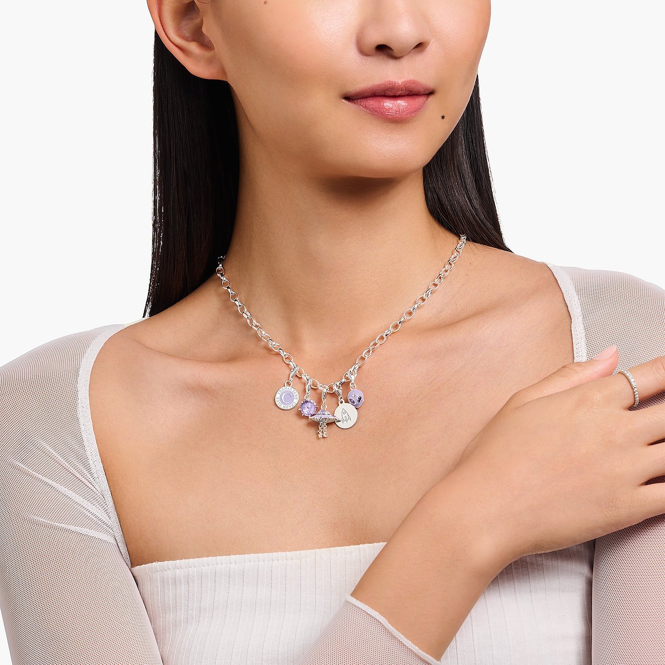 Thomas Sabo Charm Club Kette aus Silber mit Zirkonia und Emaille-Anhängern.