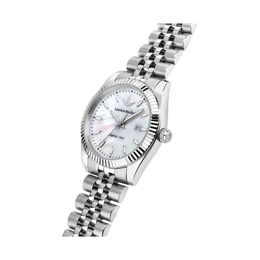 Die Lucien Rochat Damenuhr aus Edelstahl mit einem perlmuttschimmernden Zifferblatt ist schräg von oben zu sehen.