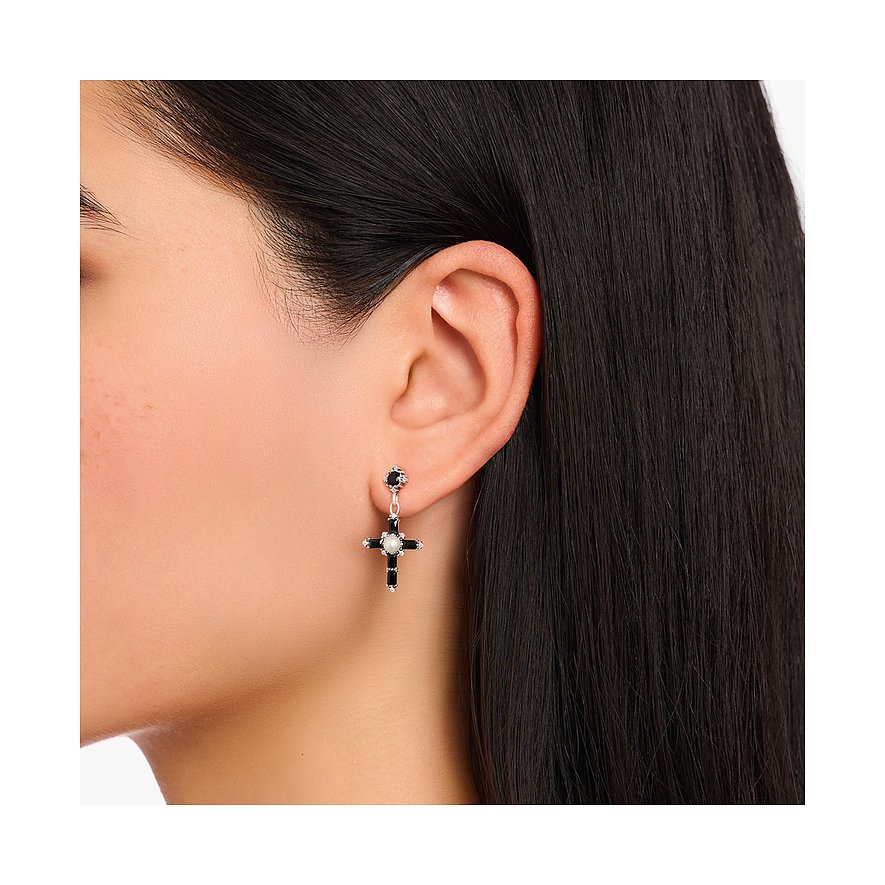 Thomas Sabo Ohrringe aus 925er Silber mit Perle und schwarzen Steinen.