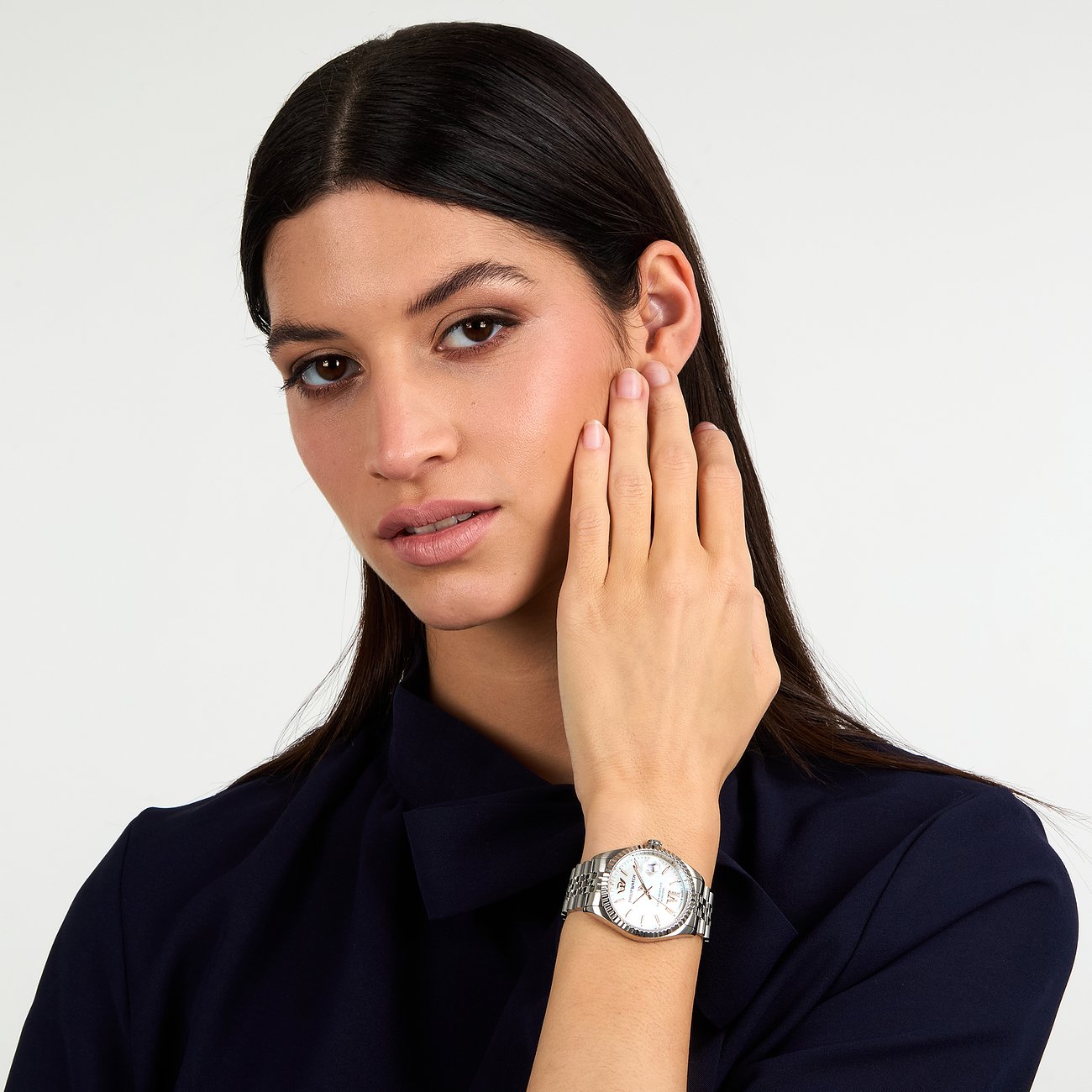 Närbild på kvinna med en Philip Watch damklocka i rostfritt stål, poserar avslappnat.