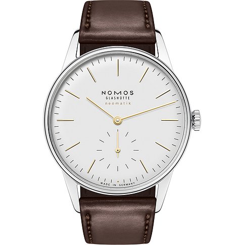 Nomos Glashütte analoge Uhr mit Edelstahlgehäuse und braunem Lederarmband.