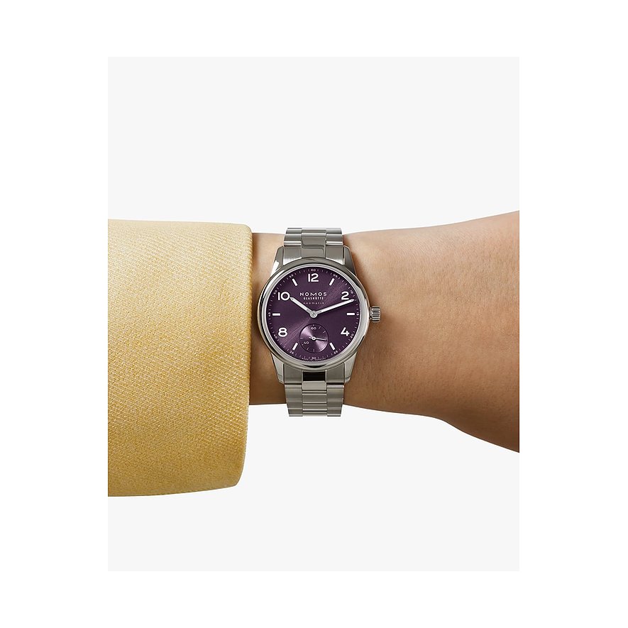 Nomos Glashütte Damenuhr mit Edelstahlgehäuse, lila Zifferblatt und silberfarbenem Armband.