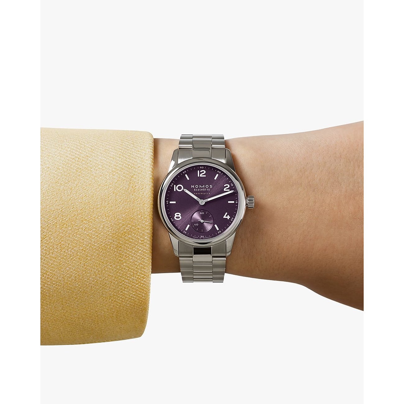 Nomos Glashütte Damenuhr mit Edelstahlgehäuse, lila Zifferblatt und silberfarbenem Armband.