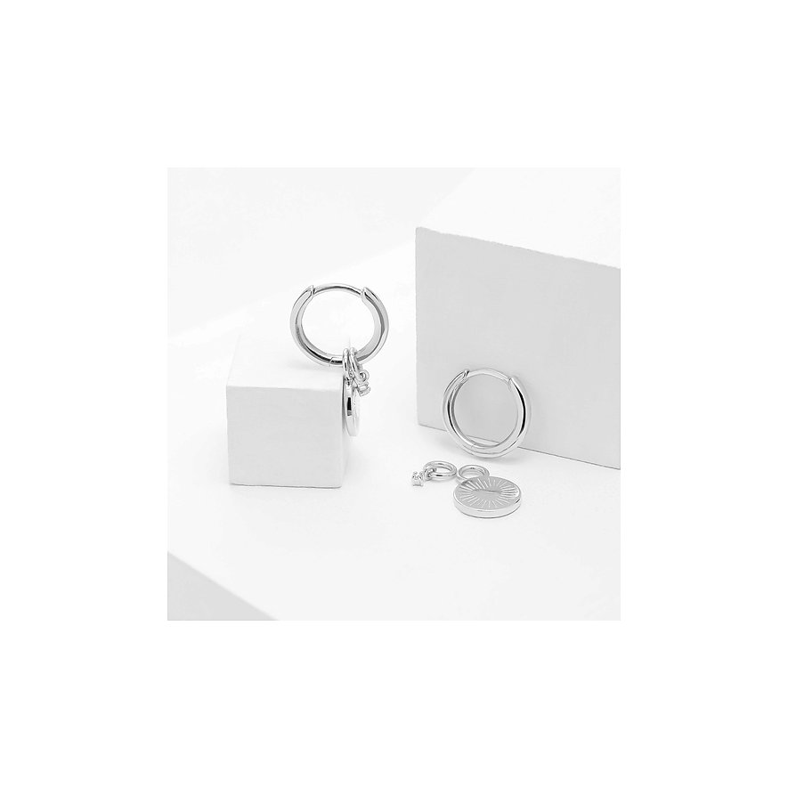 Guido Maria Kretschmer Ohrringe aus 925er Silber mit Diamanten, eine hängend an einem Würfel, die andere liegt davor.