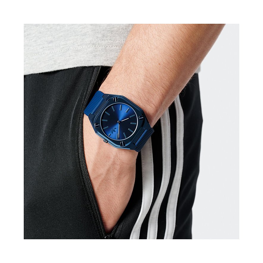 Adidas unisexklocka med boett i rostfritt stål, blå urtavla och blått armband.