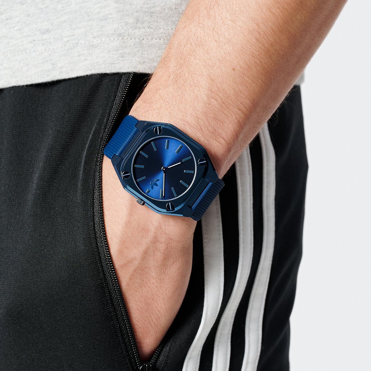 Adidas unisexklocka med boett i rostfritt stål, blå urtavla och blått armband.