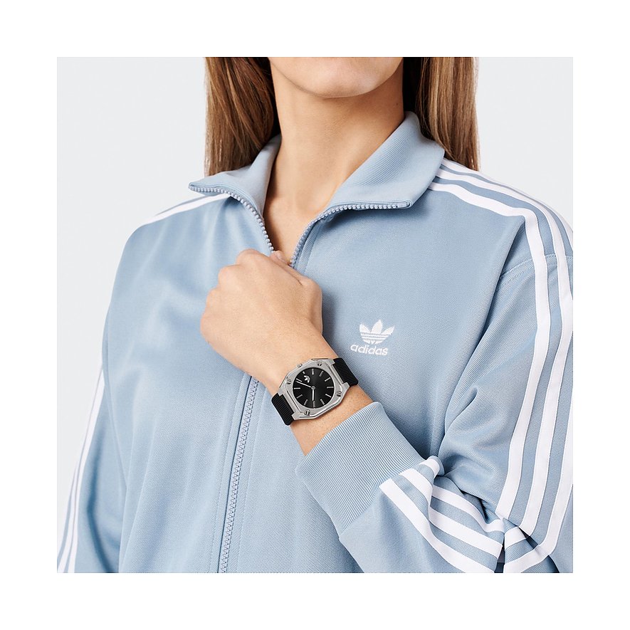 Adidas Unisexuhr mit Edelstahlgehäuse, schwarzem Zifferblatt und schwarzem Armband.