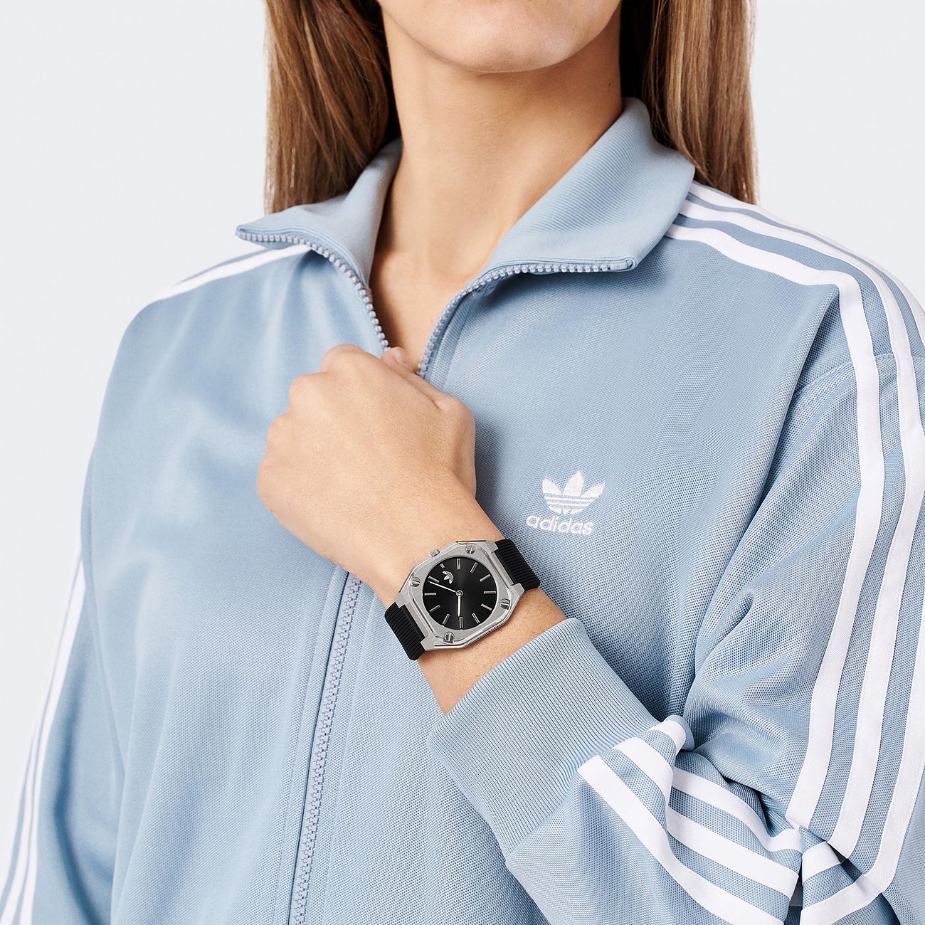 Adidas Unisexuhr mit Edelstahlgehäuse, schwarzem Zifferblatt und schwarzem Armband.