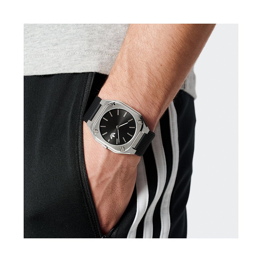 Adidas Unisexuhr mit Edelstahlgehäuse, schwarzem Zifferblatt und Silikonarmband.