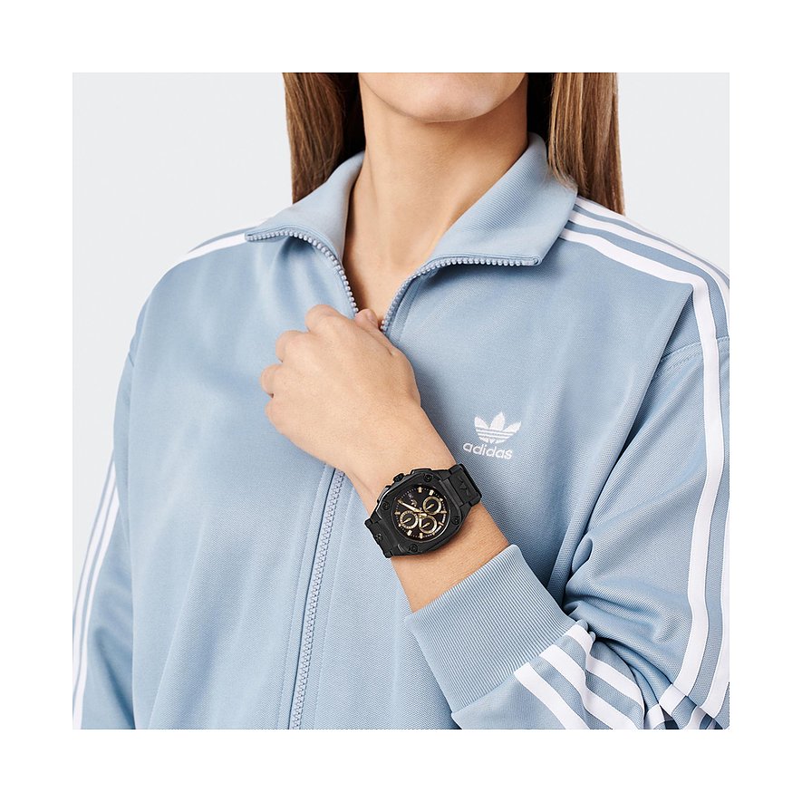 Adidas Herrenuhr mit Edelstahlgehäuse, schwarzes Gehäuse und analoges Zifferblatt.
