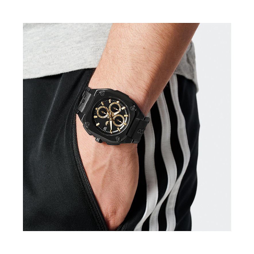 Adidas Herrenuhr mit Edelstahlgehäuse, schwarzem Zifferblatt und Chronographenanzeige.