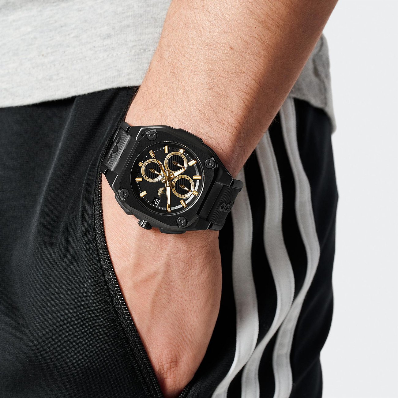 Adidas Herrenuhr mit Edelstahlgehäuse, schwarzem Zifferblatt und Chronographenanzeige.
