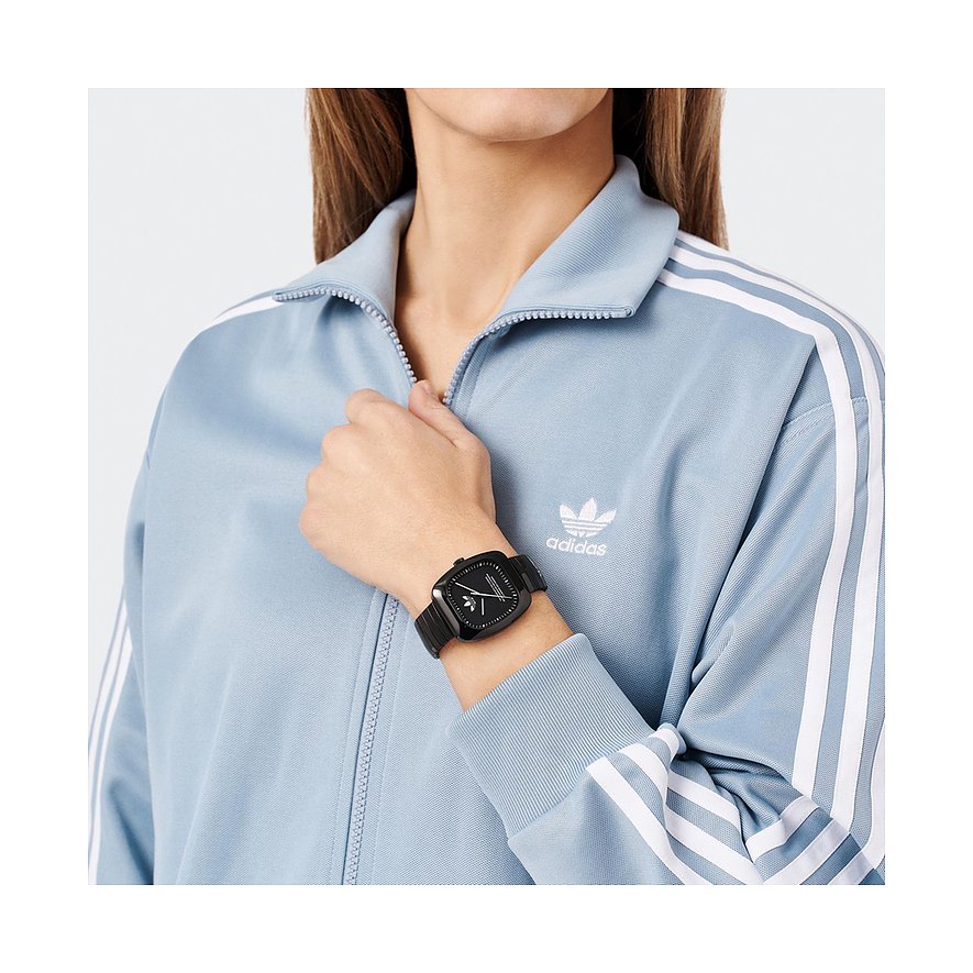 Adidas Unisexuhr mit Edelstahlgehäuse, analog, schwarzes Zifferblatt und Armband.