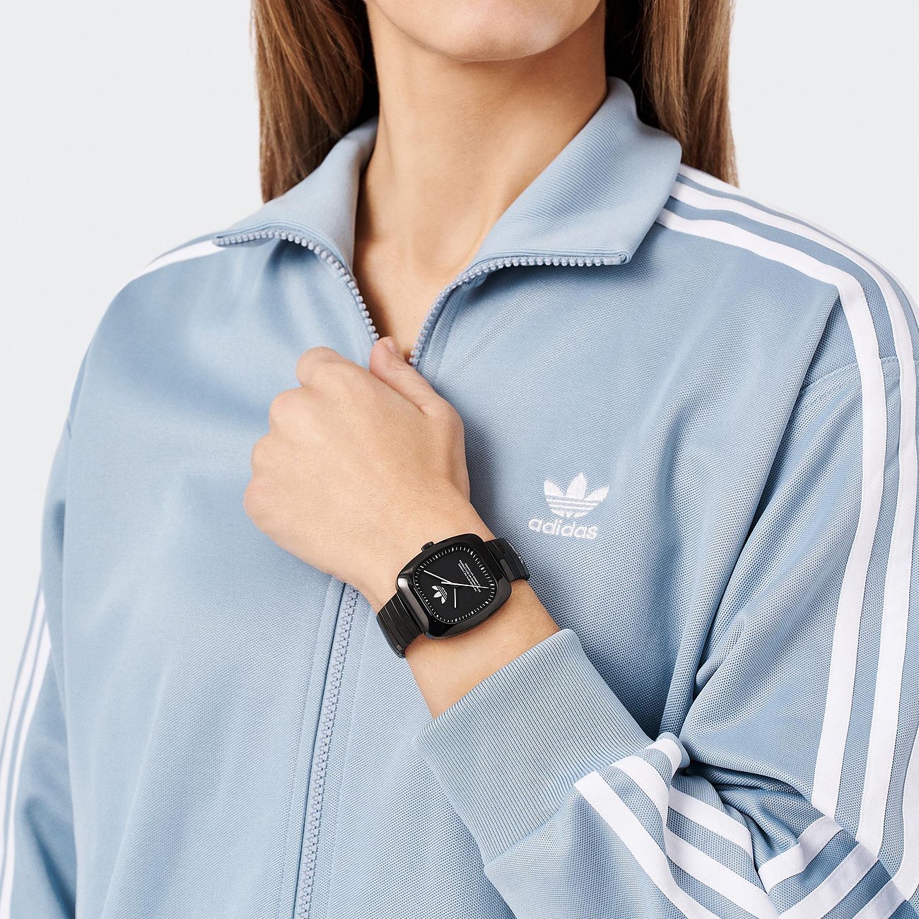 Adidas Unisexuhr mit Edelstahlgehäuse, analog, schwarzes Zifferblatt und Armband.