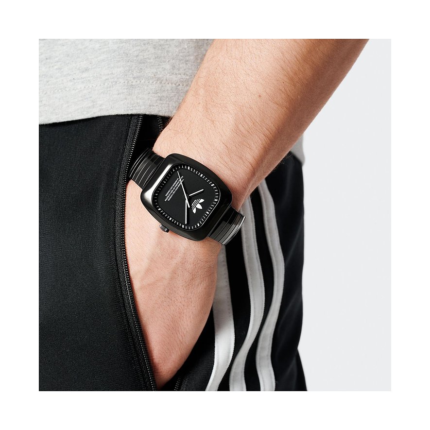 Adidas Unisexuhr mit Edelstahlgehäuse, schwarzem Zifferblatt und analoger Anzeige.
