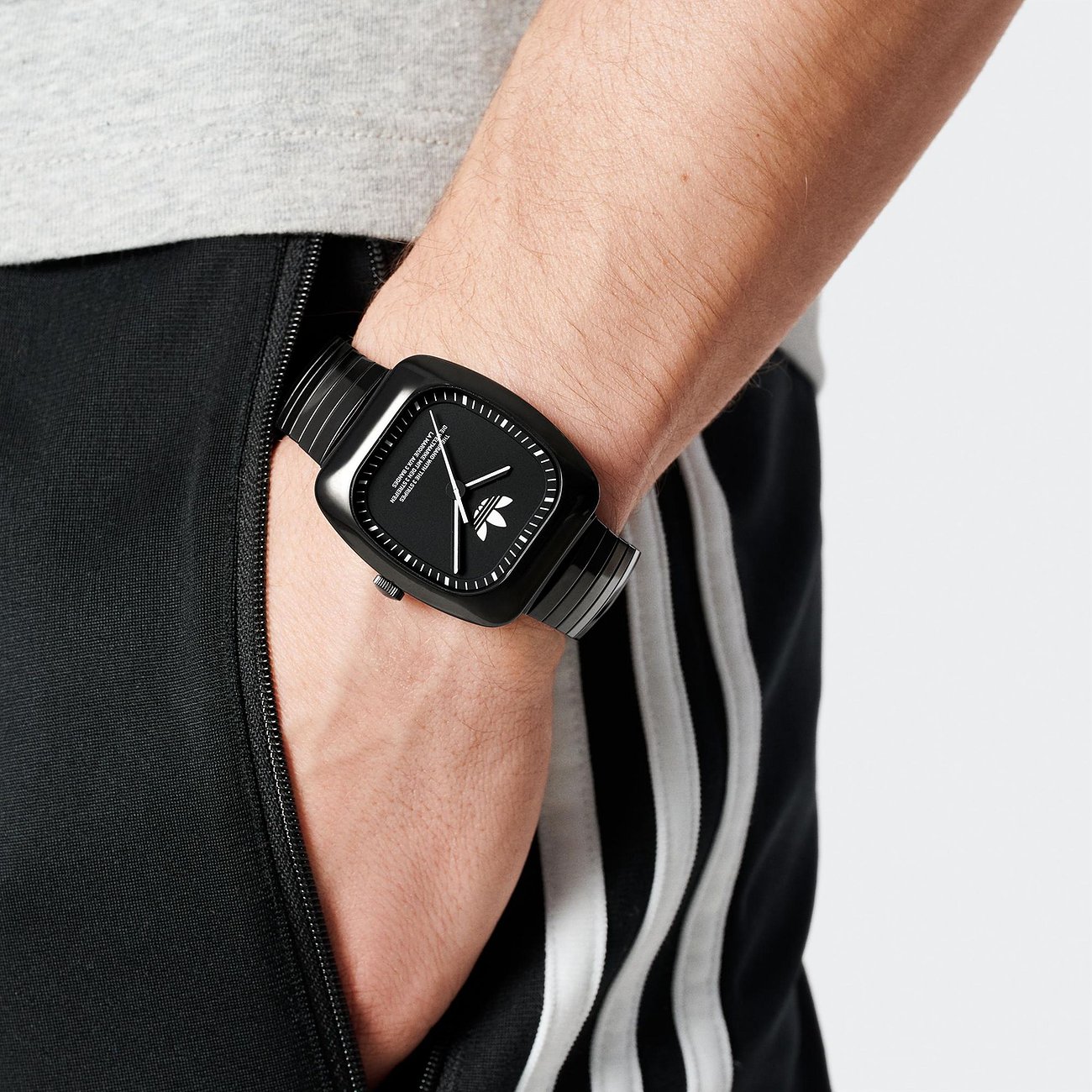 Adidas Unisexuhr mit Edelstahlgehäuse, schwarzem Zifferblatt und analoger Anzeige.