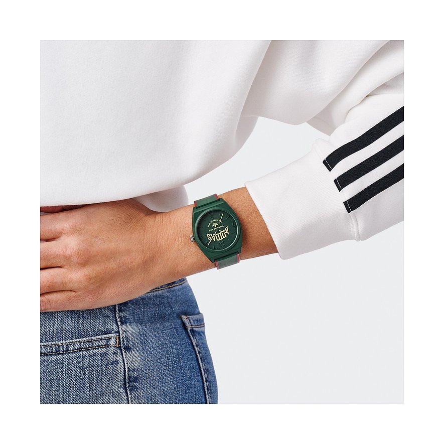 Adidas Unisexuhr mit Resin-Gehäuse in Grün, analog, mit Schriftzug.