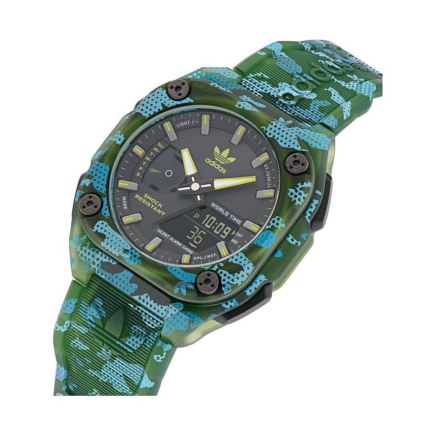 Adidas Herrenuhr mit Resin-Gehäuse, Camouflage-Muster und analoger Anzeige.