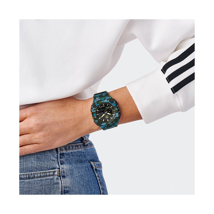 Adidas Herrenuhr mit Resin-Gehäuse, Camouflage-Muster und analoger Anzeige.