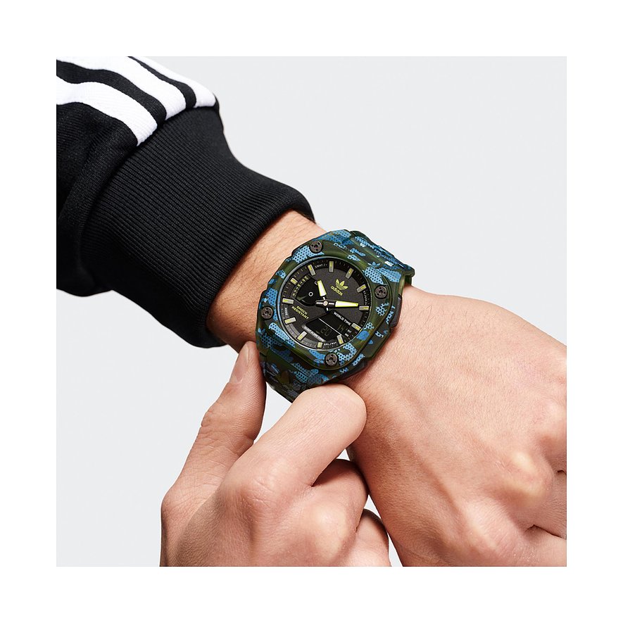Adidas Herrenuhr mit Resin-Gehäuse, analog/digital, mit Camouflage-Muster.
