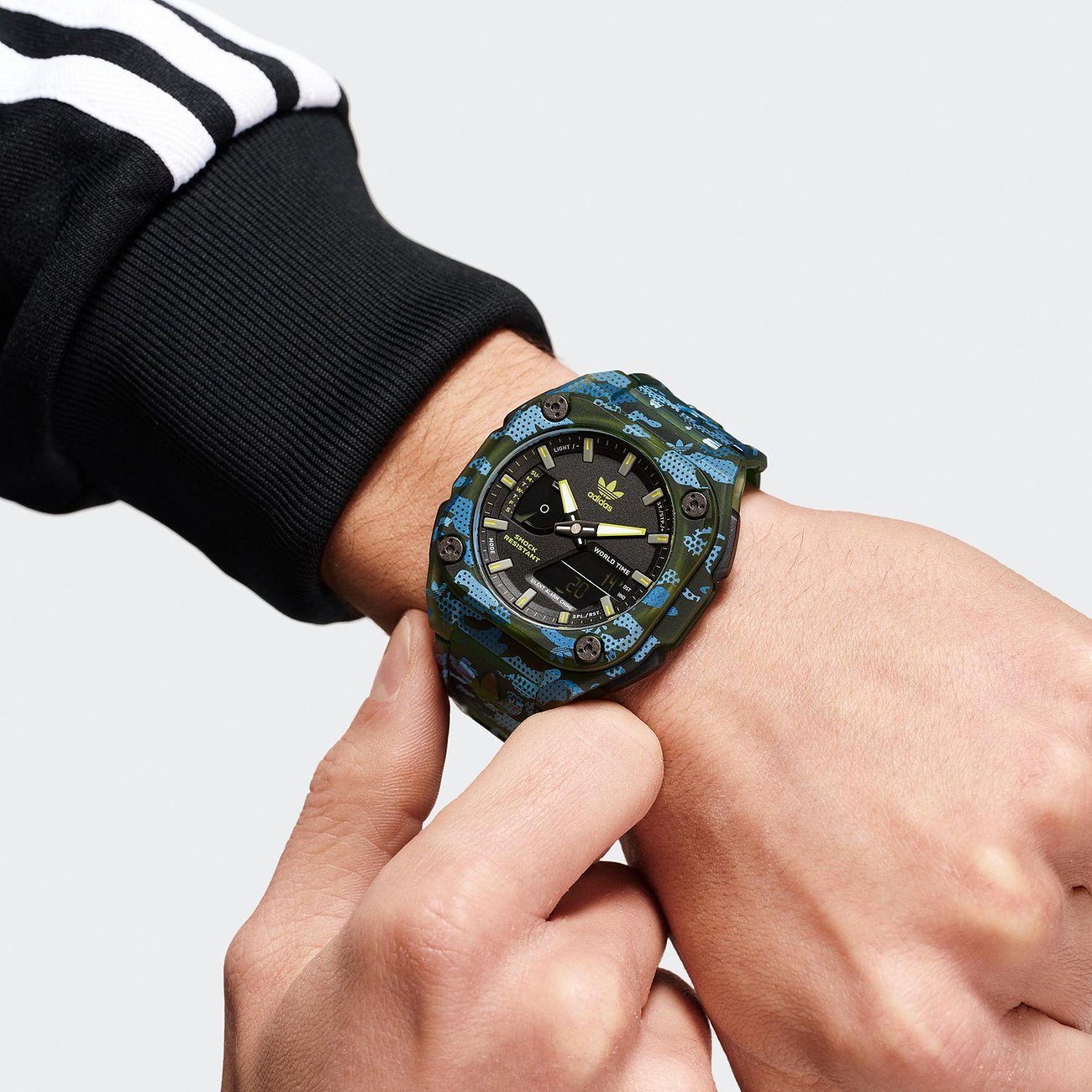Adidas Herrenuhr mit Resin-Gehäuse, analog/digital, mit Camouflage-Muster.