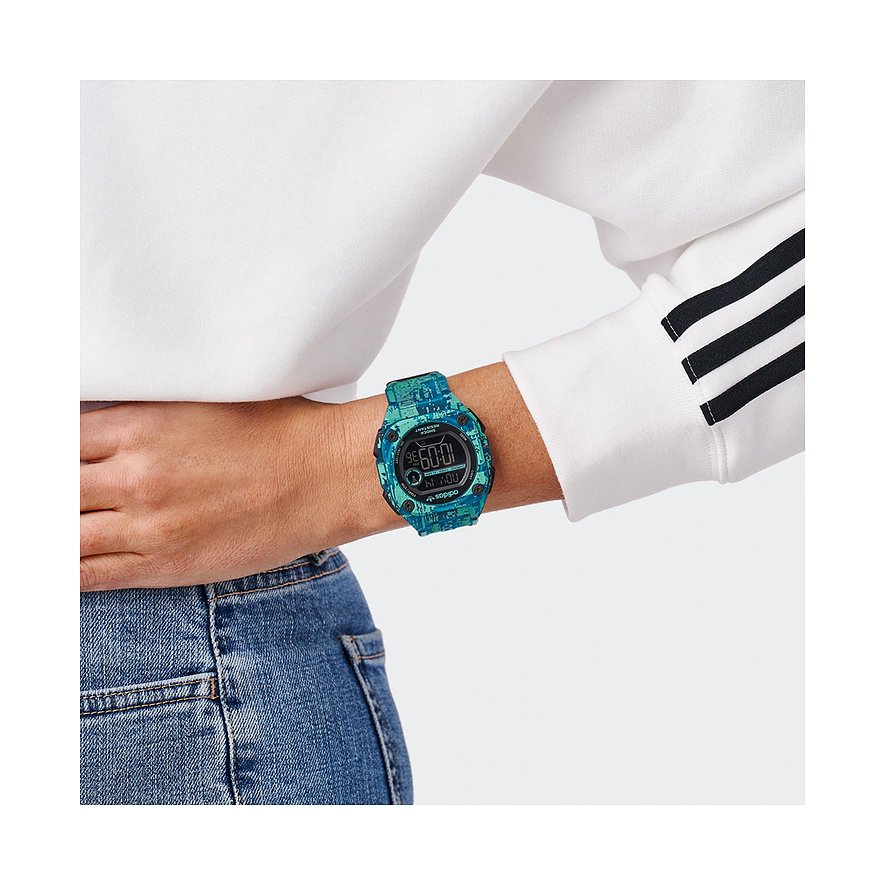 Adidas Herrenuhr mit Resin-Gehäuse, blau-grün gemustert, digital.