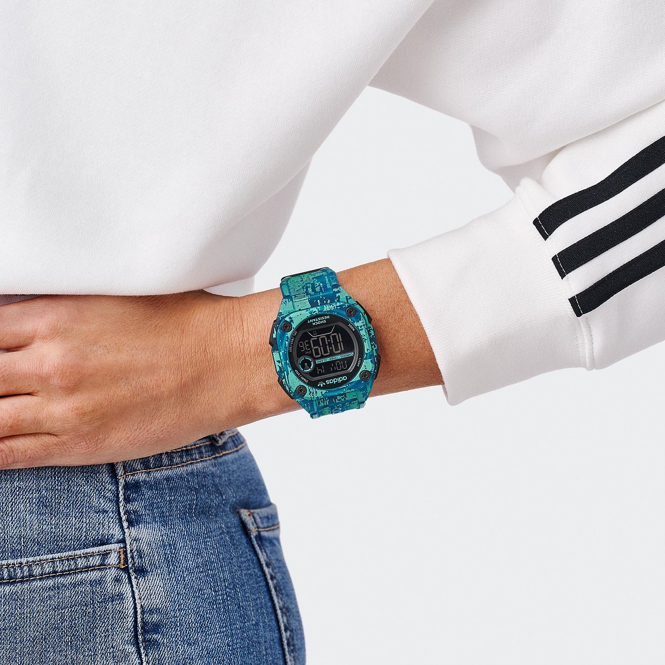 Adidas Herrenuhr mit Resin-Gehäuse, blau-grün gemustert, digital.