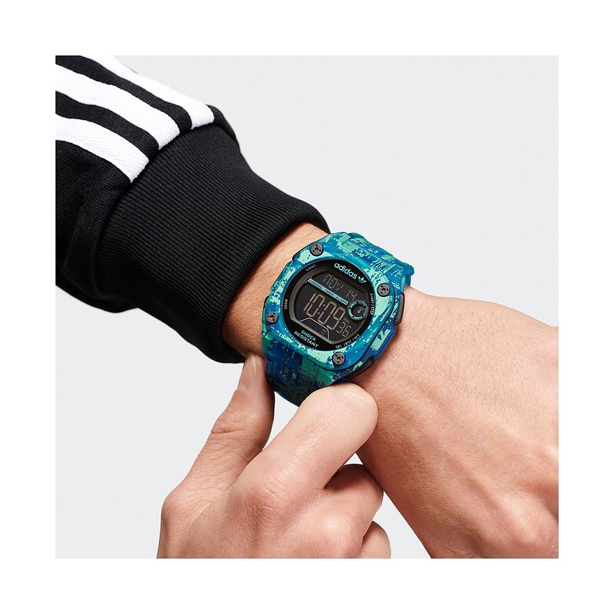 Adidas Herrenuhr mit Resin-Gehäuse, blau-grünem Camouflage-Muster, digital.