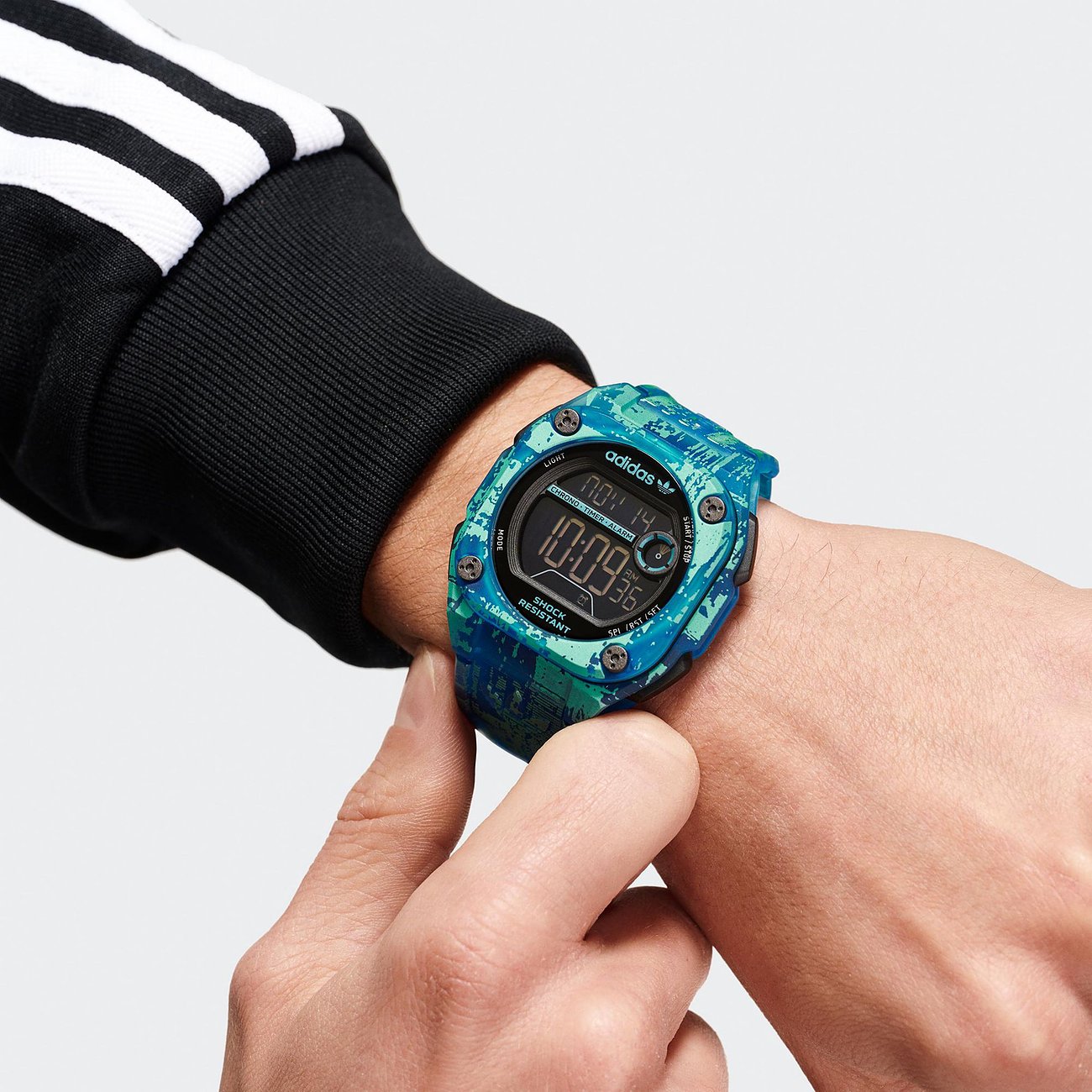 Adidas Herrenuhr mit Resin-Gehäuse, blau-grünem Camouflage-Muster, digital.