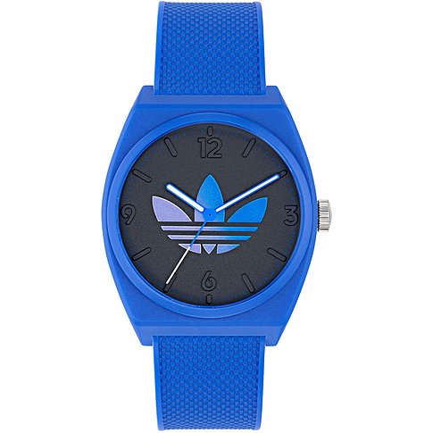 Adidas Unisexuhr mit Resin-Gehäuse, analog, mit Logo und blauem Armband.