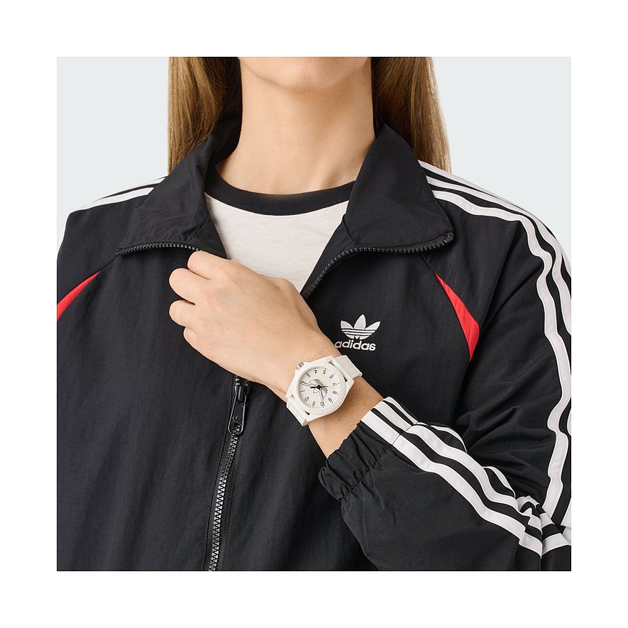 Adidas Unisexuhr mit Resin-Gehäuse und analoger Anzeige.