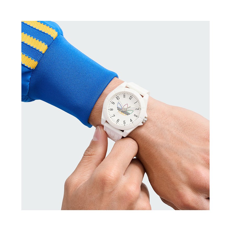 Adidas Unisexuhr mit Resin-Gehäuse und analoger Anzeige mit Adidas-Logo.
