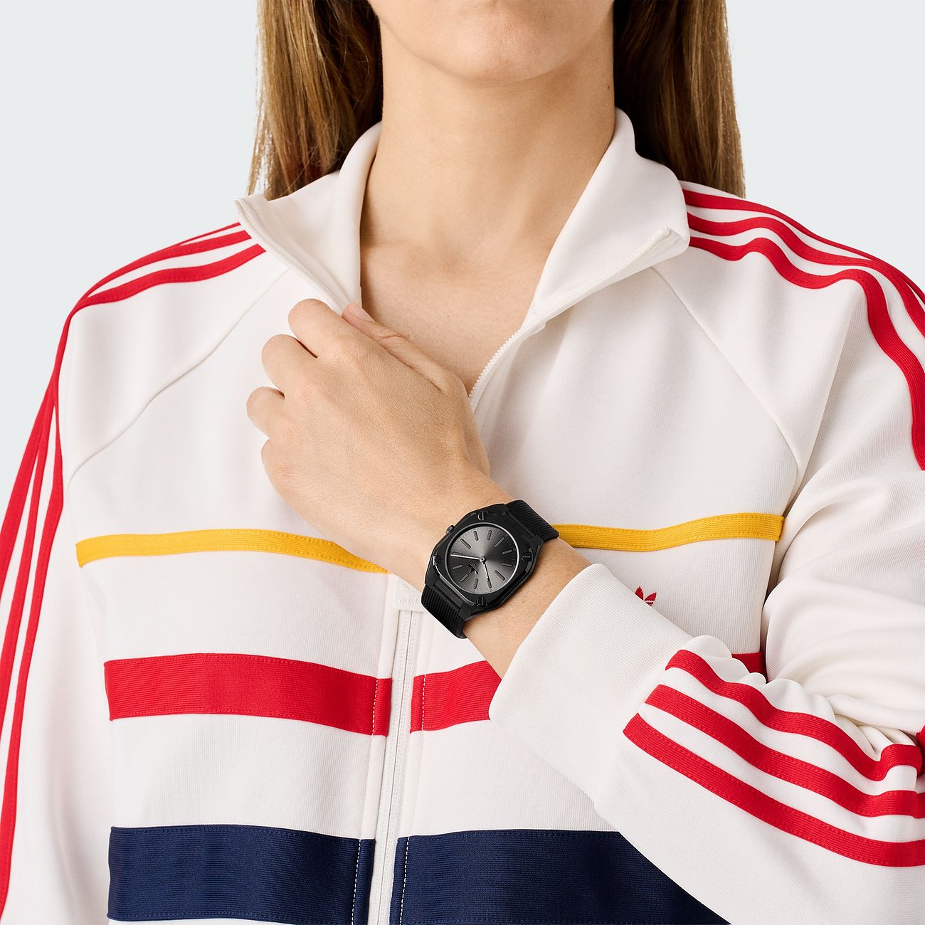 Adidas Unisex ur med urkasse i rustfrit stål, sort urskive og sort rem.