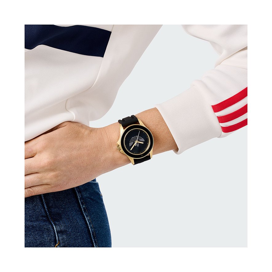 Adidas Unisexuhr mit Edelstahlgehäuse, schwarzem Zifferblatt und schwarzem Armband.