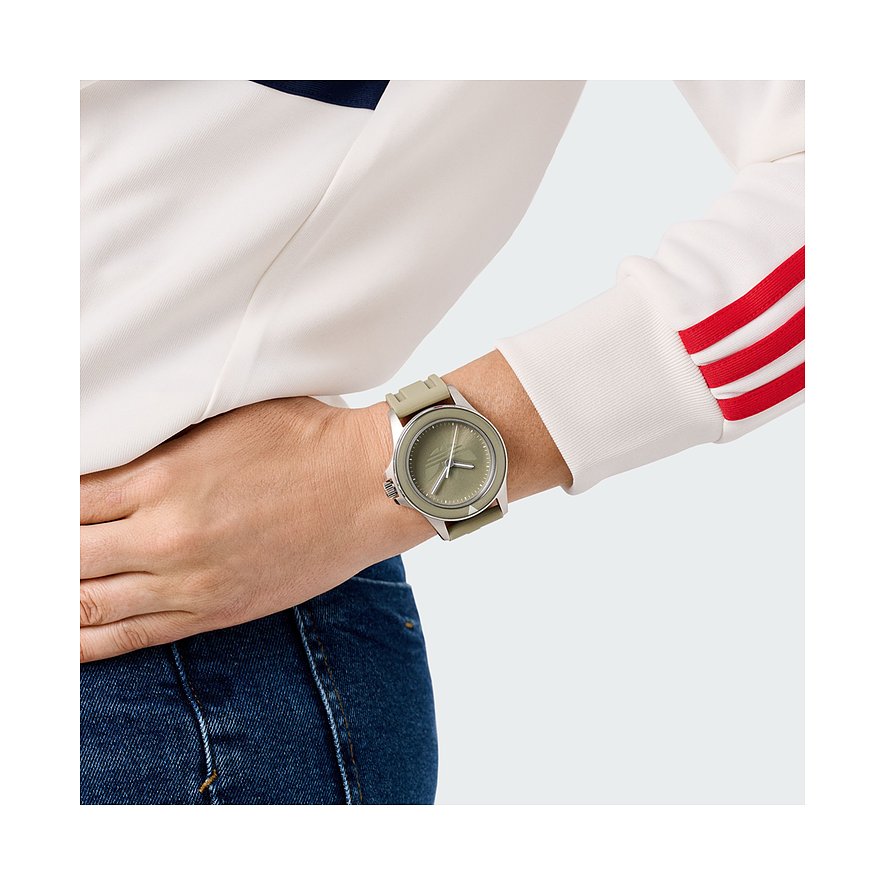 Adidas Unisexuhr mit Edelstahlgehäuse, analog, olivgrünes Zifferblatt und Band.