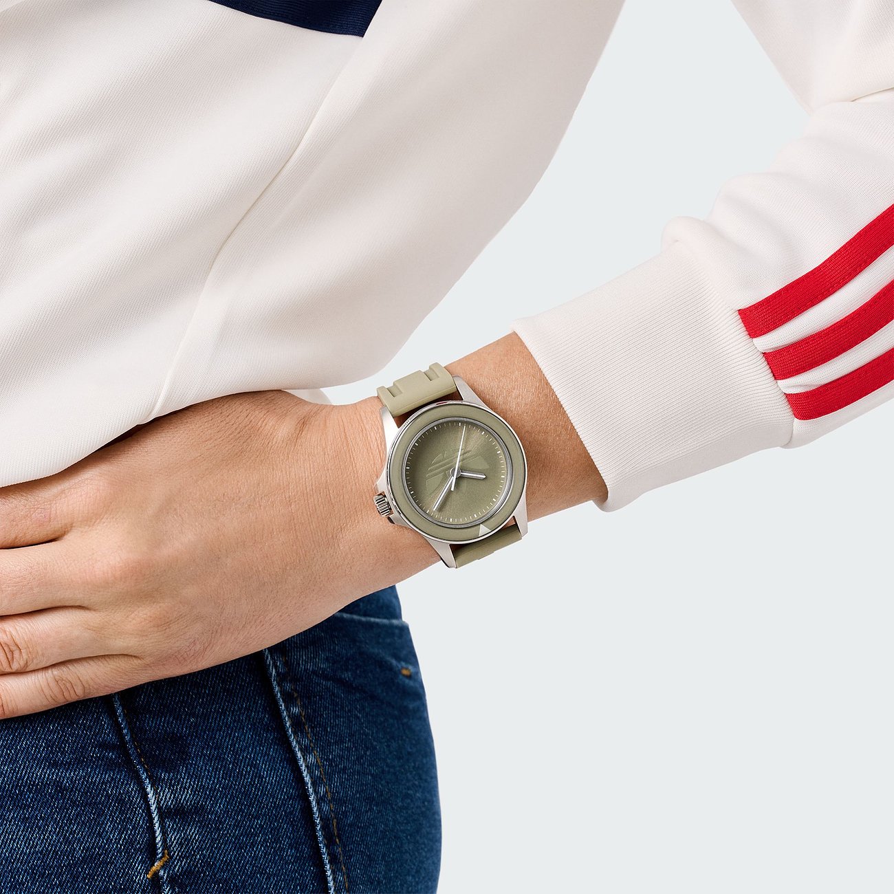 Adidas Unisexuhr mit Edelstahlgehäuse, analog, olivgrünes Zifferblatt und Band.