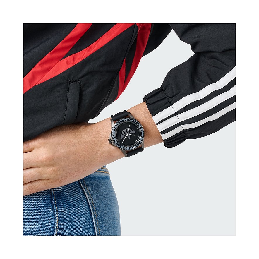 Adidas Unisexuhr mit Edelstahlgehäuse und schwarzem Zifferblatt mit Logo.