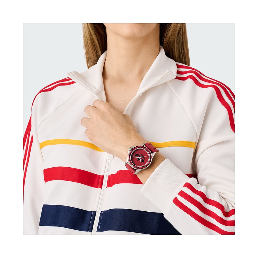 Adidas Unisexuhr mit Edelstahlgehäuse, analoger Anzeige und rotem Zifferblatt.