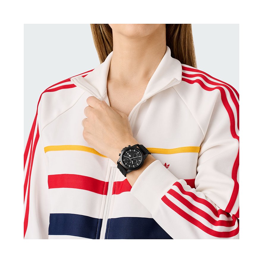 Adidas herreur med urkasse i rustfrit stål, sort urskive og kronografvisning.
