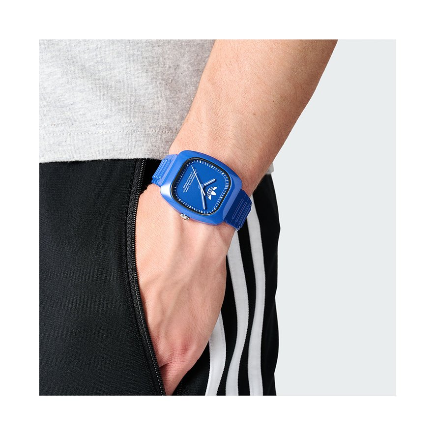 Adidas klocka med keramiskt hölje, analog, blått hölje och blå urtavla.