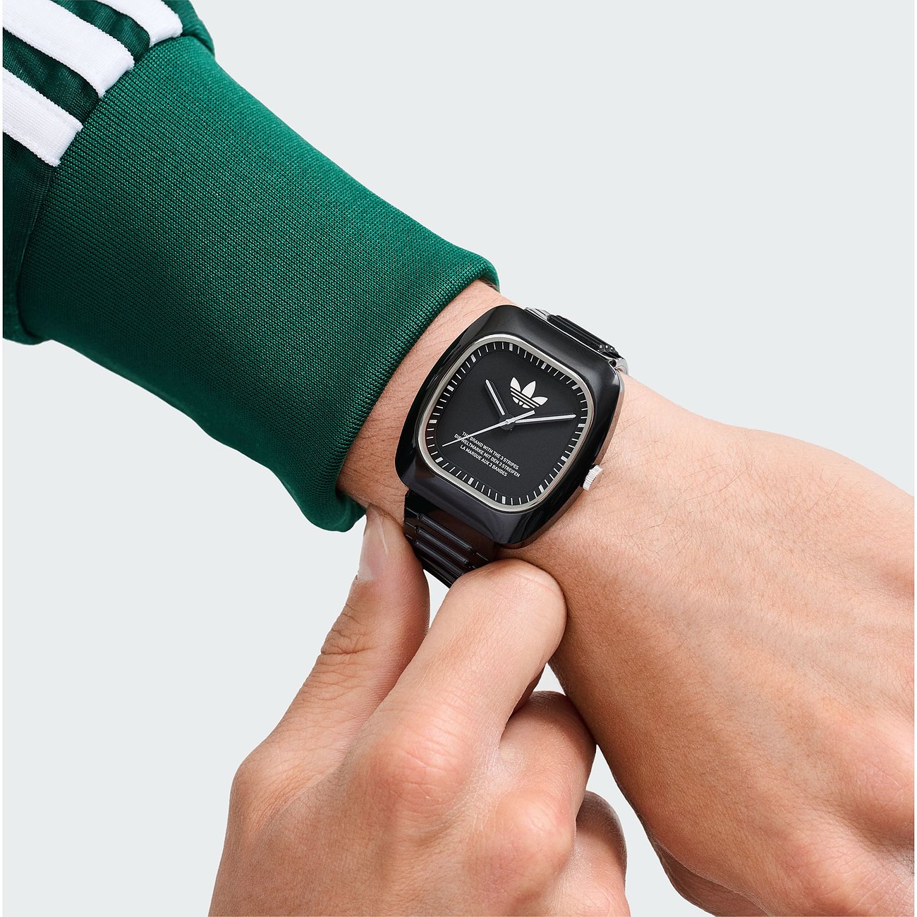 Montre unisexe Adidas avec boîtier en céramique, cadran noir, analogique.