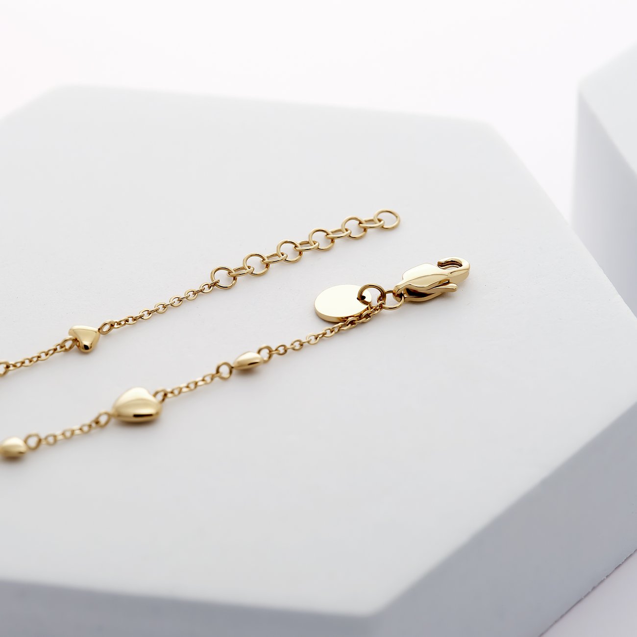 GMK Collection Armband aus Edelstahl mit Herz-Anhängern und Karabinerverschluss.