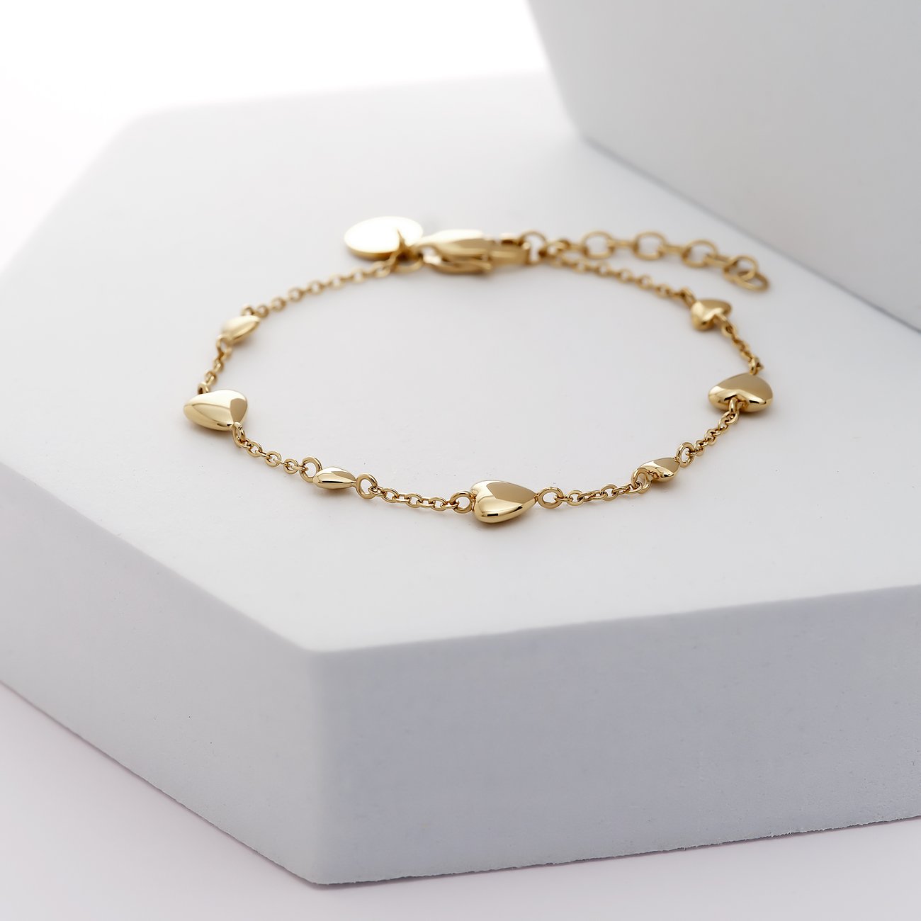 GMK Collection Armband aus Edelstahl mit Herz-Anhängern.