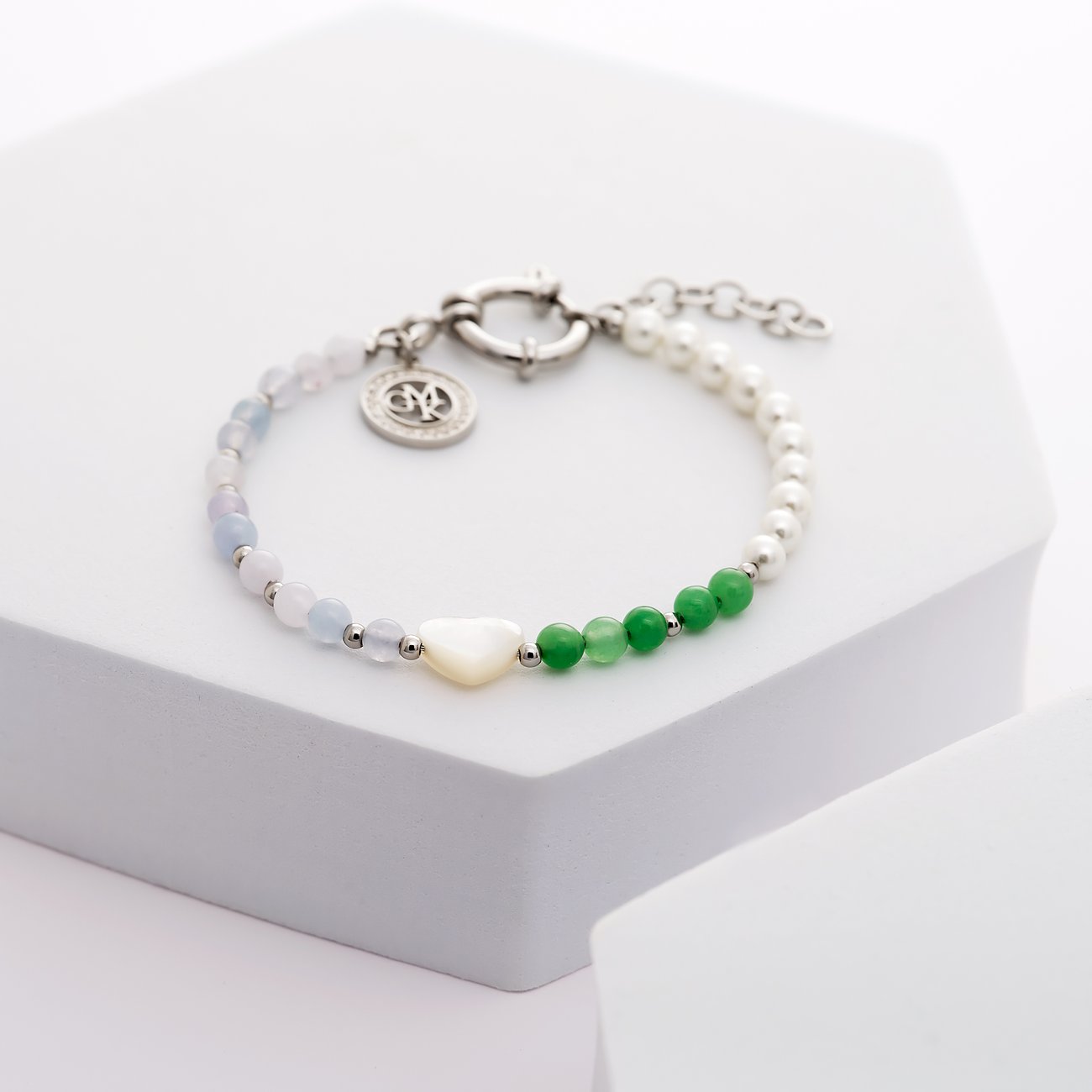 Bracelet Guido Maria Kretschmer en acier, perles de pierre/perles, pendentif cœur et fermoir logo.