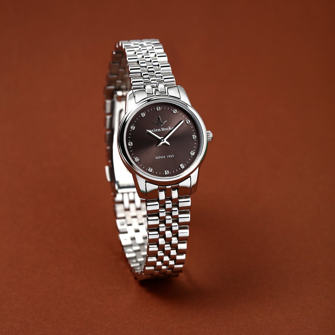 Une montre dame Lucien Rochat en acier inoxydable avec cadran marron et diamants, alliant élégance et précision.