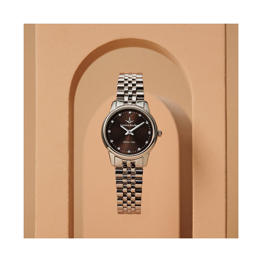 La montre femme Lucien Rochat en acier inoxydable avec diamants présente un cadran marron et un bracelet à maillons argenté.