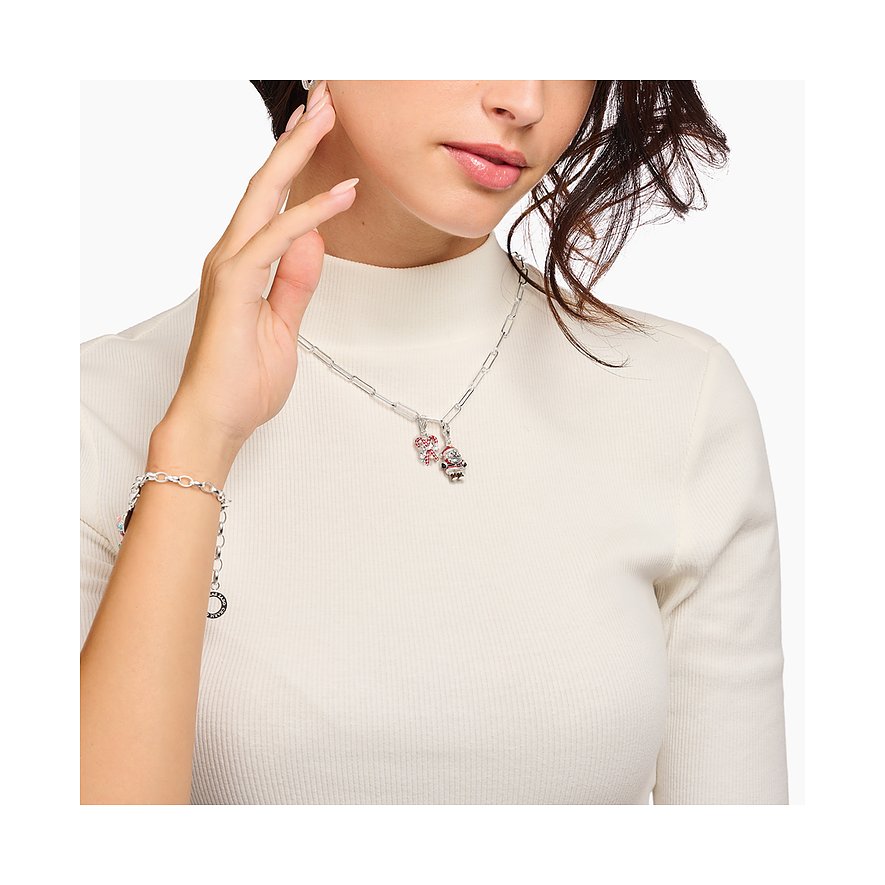 Modell bär Thomas Sabo silverhalsband: Jultomten & polkakäppar i röd zirkonia & emalj.