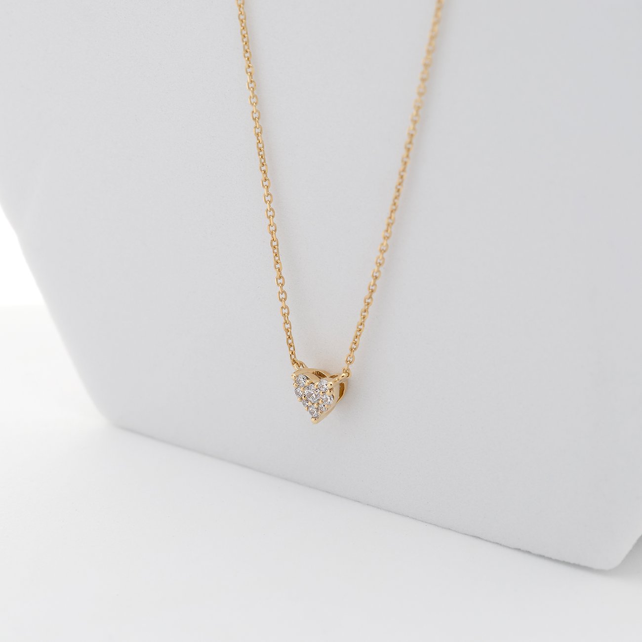 CHRIST Halsschmuck aus 585 Gelbgold mit Diamanten als Herzanhänger.