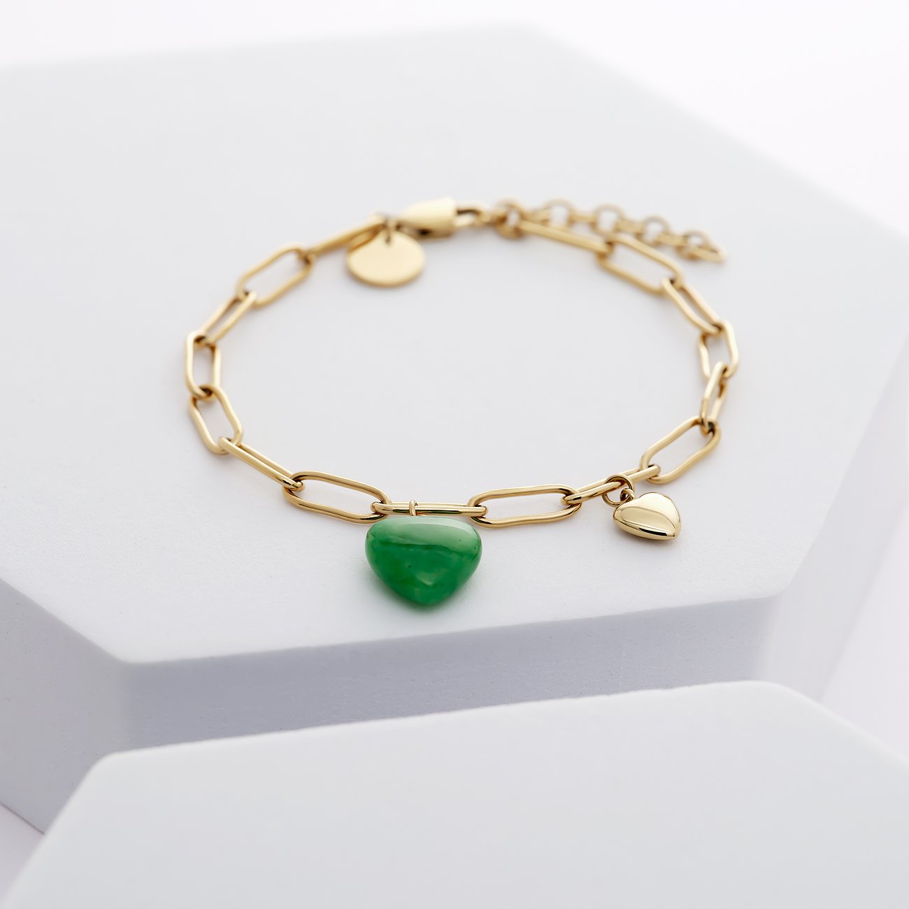 Bracelet GMK Collection en acier inoxydable avec breloques et cristal vert.